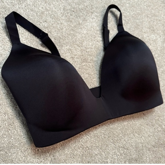 SKIMS | Onyx Black Wireless
Bra 36DDDD (36G) - Picture 3 of 11